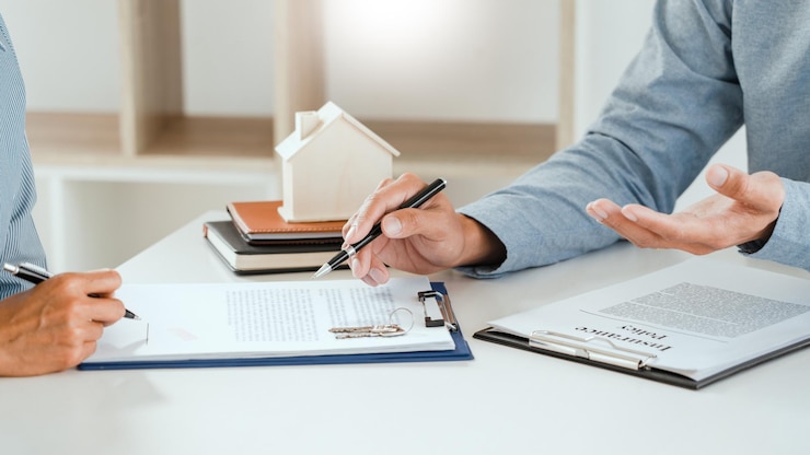 Photo le milieu de l'agent immobilier et du client sur la table
