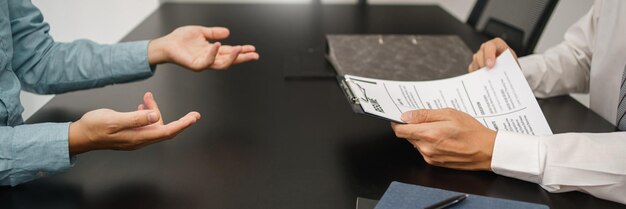 Photo le milieu d'un homme d'affaires donnant du papier-monnaie