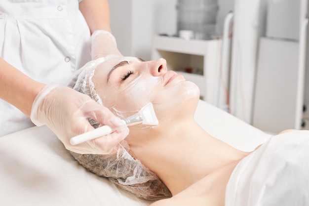 Le milieu de la mariée qui fait un massage.