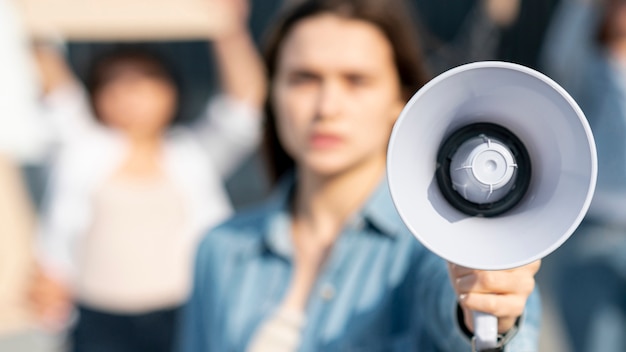 Photo une militante qui protestait avec un mégaphone