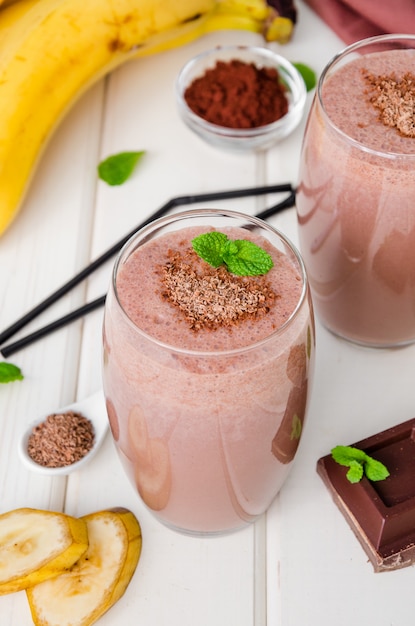 Milk-shake au chocolat et aux bananes. Boisson froide d'été.