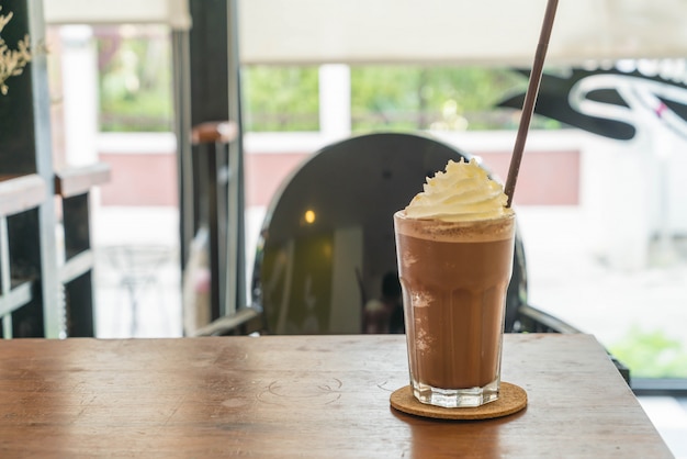 milk-shake au chocolat avec crème fouettée