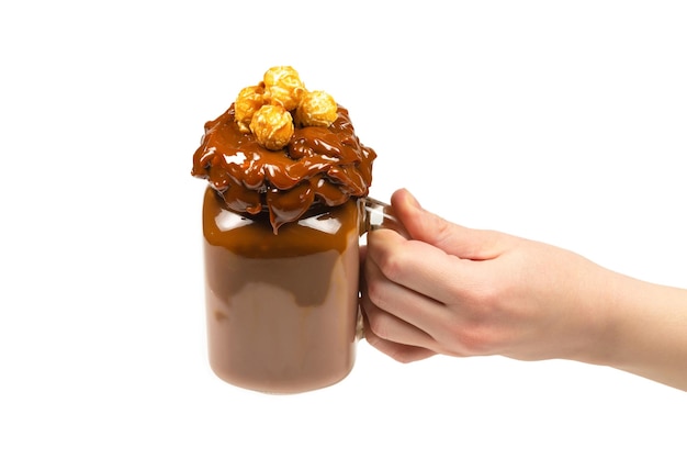 Milk-shake au chocolat avec des gaufres de biscuits à la crème fouettée servis dans un bocal en verre Dans la main de la femme Espace isolé pour le texte ou la conception