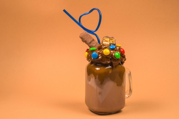 Milk-shake au chocolat avec gaufres biscuits à la crème fouettée servis dans un bocal en verre Freak ou crazy sweet shake