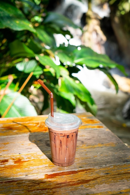 Milk-shake au chocolat glacé sur table