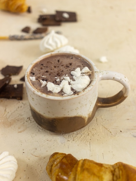 milk-shake au chocolat sur la table