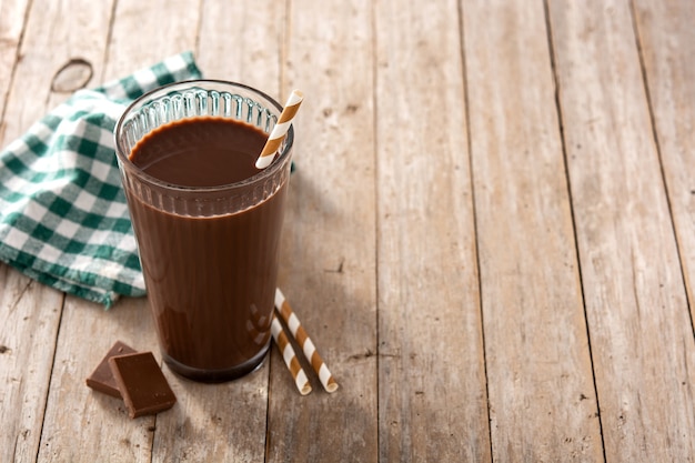 Photo milk-shake au chocolat en verre sur table en bois