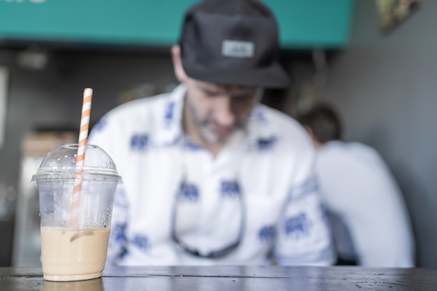 Milk-shake aux fraises sur un bar avec une personne