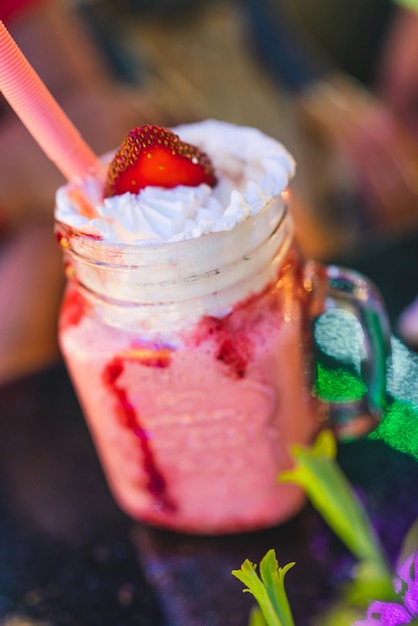 Milk-shake aux fraises dans un beau verre dans un café