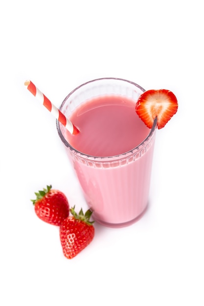 Milk-shake aux fraises sur fond rose