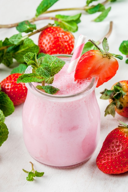 Milk-shake aux fraises à la menthe, en petit pot