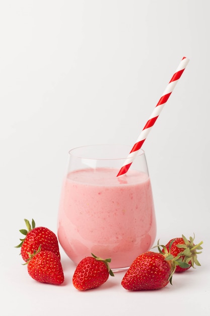 Milk-shake aux fraises près des fruits aux fraises