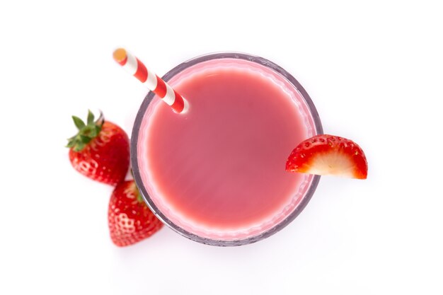 Milk-shake aux fraises en verre isolé sur blanc