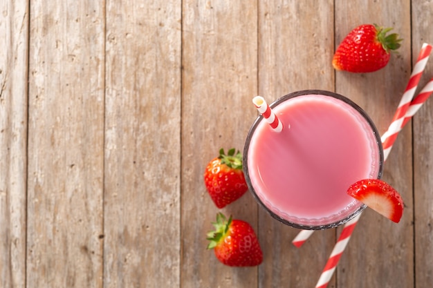 Milk-shake aux fraises en verre sur table en bois rustique