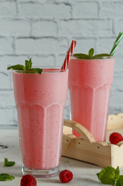 Milk-shake aux framboises à la menthe et aux pailles.