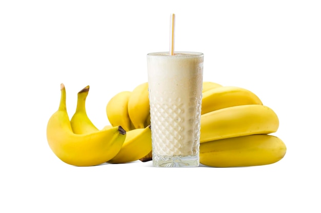 Un milk-shake à la banane en verre avec un régime de bananes