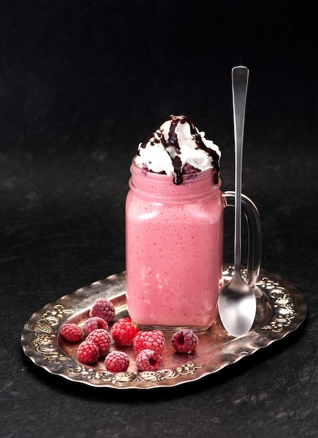 Milk-shake à la crème de framboises et sirop de chocolat dans un bocal en verre