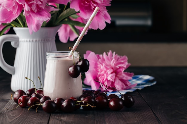 Milk-shake crémeux aux cerises fraîches