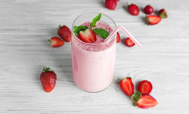 Milk-shake frais aux fraises sur table en bois