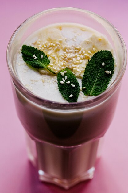 Milk-shake à la menthe, aux bananes et au sésame