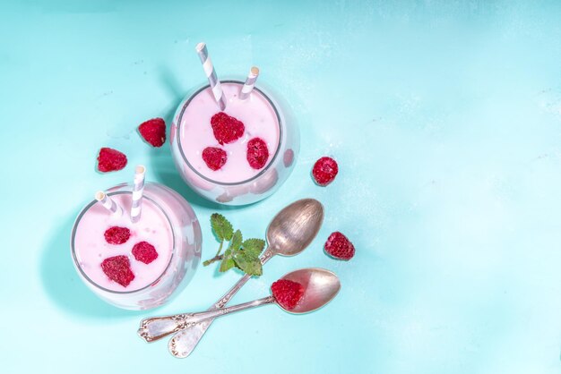 Milk-shake smoothie aux framboises ou yaourt Boisson de baies biologiques crues fraîches dans des verres