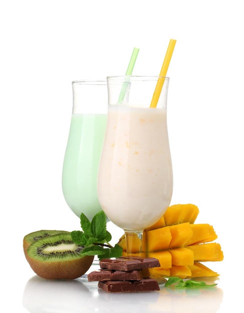 Milk-shakes aux fruits isolés sur blanc