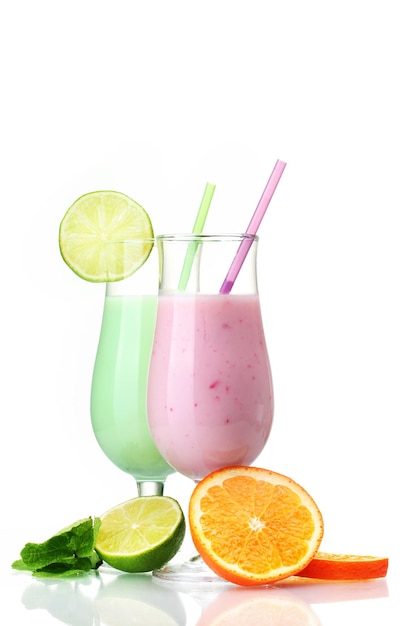 Milk-shakes aux fruits isolés sur blanc