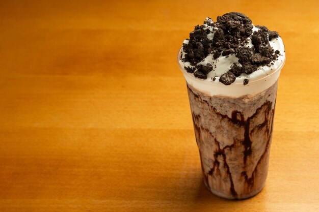 Milkshake au chocolat avec des biscuits sur un fond de table en bois