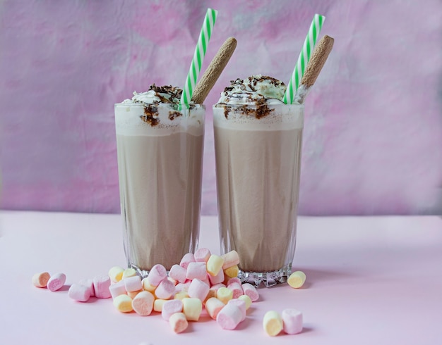 Milkshake Au Chocolat Avec Crème Glacée Et Crème Fouettée, Guimauves, Biscuits, Gaufres, Servi Dans Une Tasse En Verre.