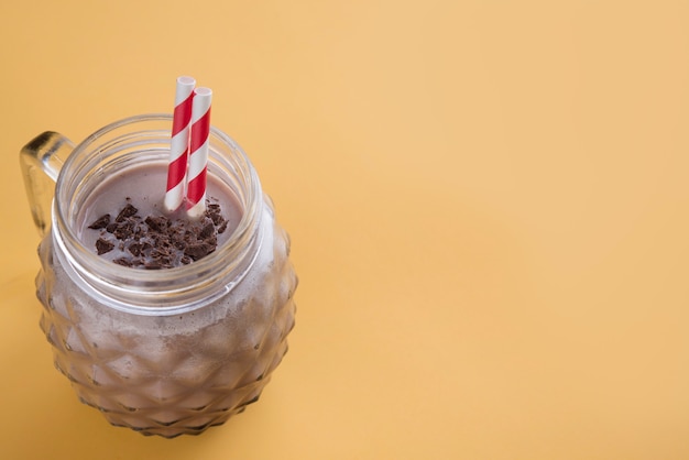 Milkshake au chocolat sur fond de couleur