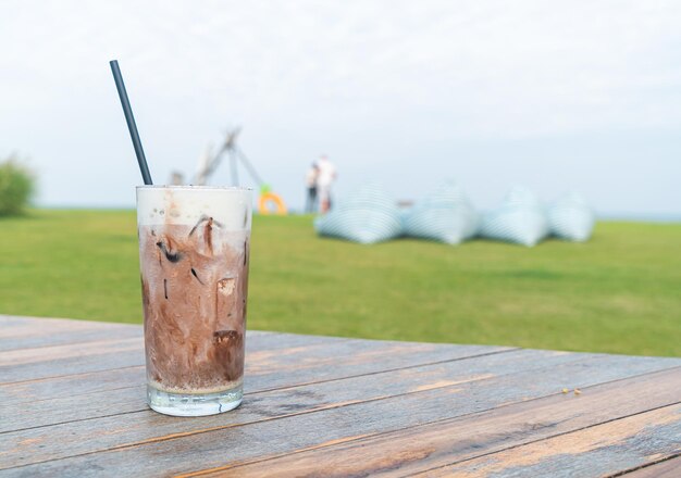 milkshake au chocolat glacé sur table en bois