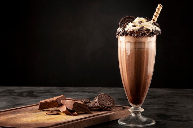 Milkshake au chocolat avec des morceaux de cookies aux pépites de chocolat