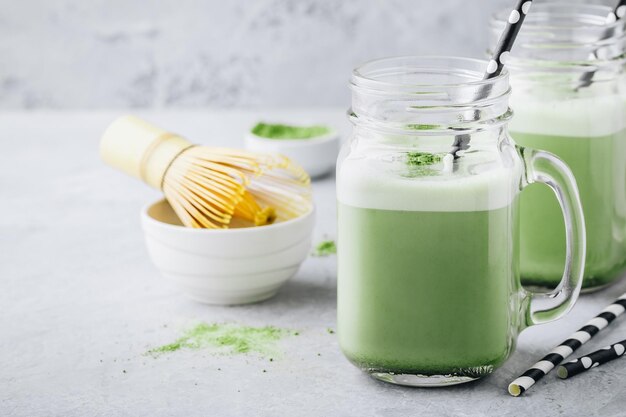 Milkshake au thé vert vanille Matcha dans un bocal en verre