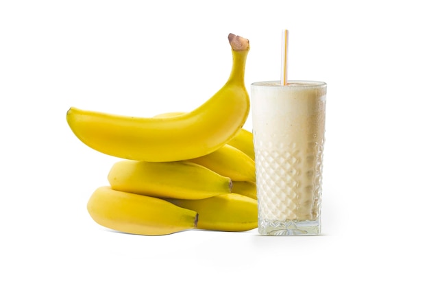 Milkshake aux bananes sur fond blanc