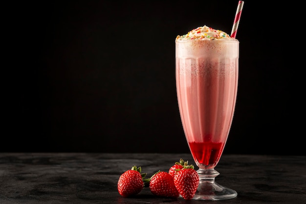 Milkshake aux fraises avec crème fouettée.