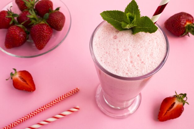 Milkshake aux fraises dans la vue de dessus en verre