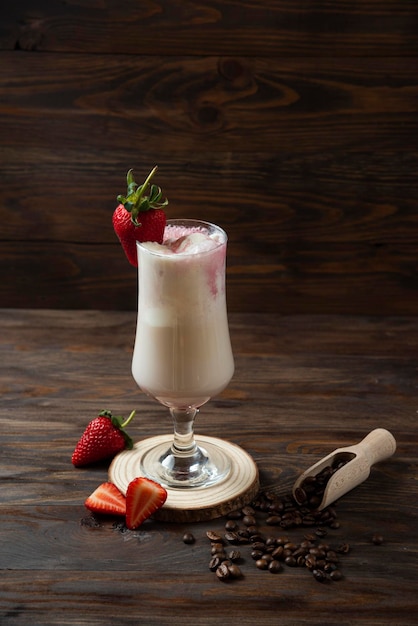 Milkshake aux fraises sur fond de bois