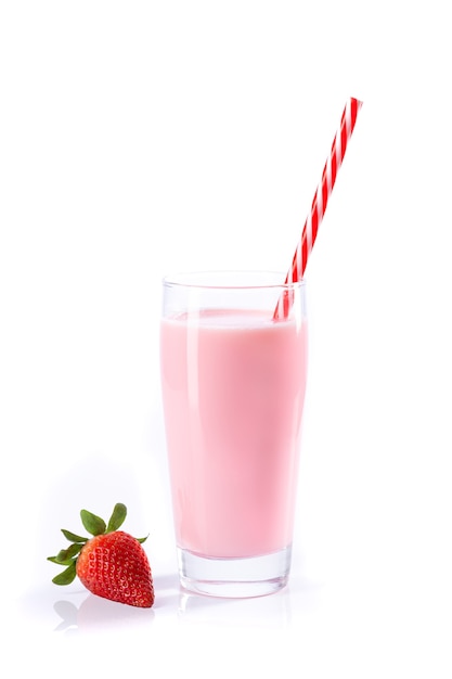 Milkshake aux fraises isolé sur fond blanc avec fond.