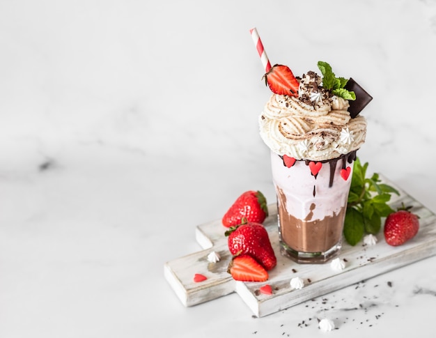 milkshake chocolat et fraise avec chantilly meringuée chocolat fraise et menthe