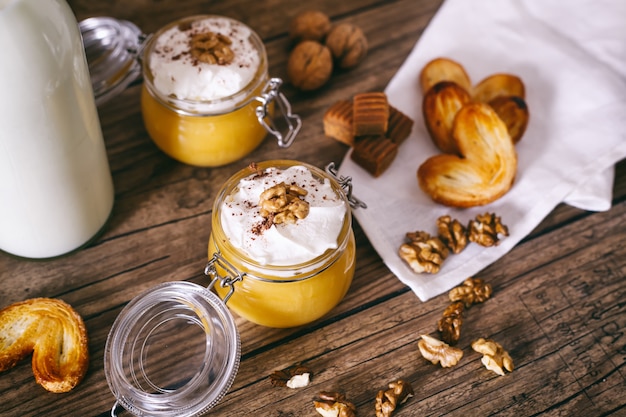 Milkshake à La Citrouille Dans Un Bocal En Verre Avec Des Biscuits à La Crème Fouettée, Au Caramel, Aux Noix Et Au Miel