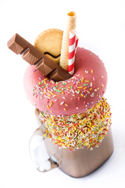 Milkshake extrême ou freak shake isolé sur fond blanc