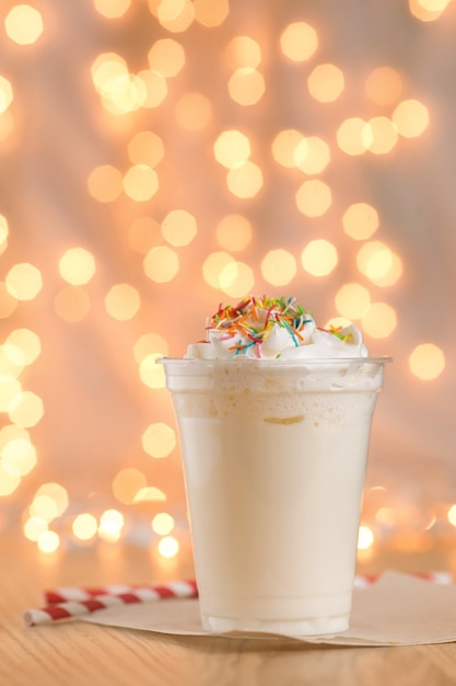 Milkshake sur le fond de la guirlande de Noël