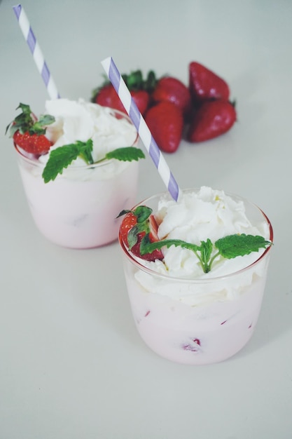 Photo milkshake à la fraise avec de la crème fouettée dans un verre