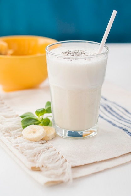 Milkshake et morceaux de banane