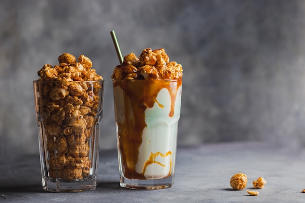 Milkshake à la sauce caramel décoré de pop-corn