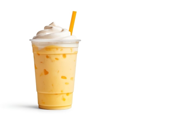 Milkshake smoothie à la mangue dans une tasse à emporter en plastique isolé sur fond blanc avec espace de copie