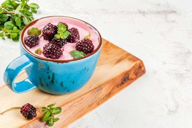 Milkshake Ou Yogourt Glacé Aux Petits Fruits Dans Une Tasse