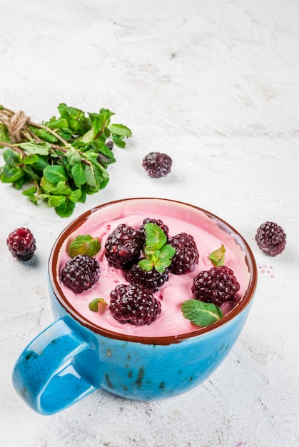 Milkshake ou yogourt glacé aux petits fruits dans une tasse