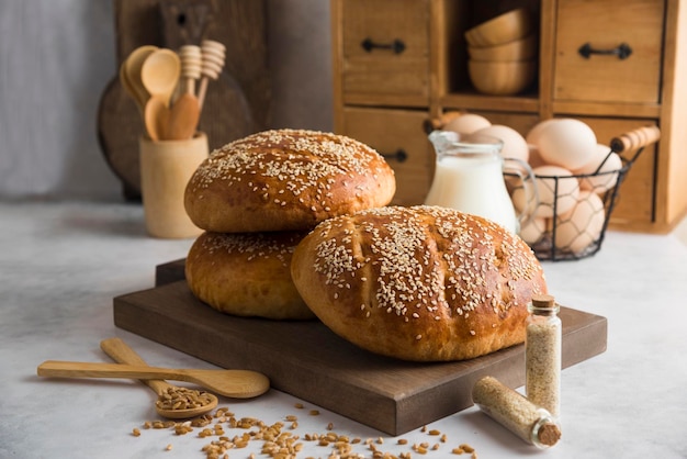 Milky Bun sur des compositions avec planche à découper en bois