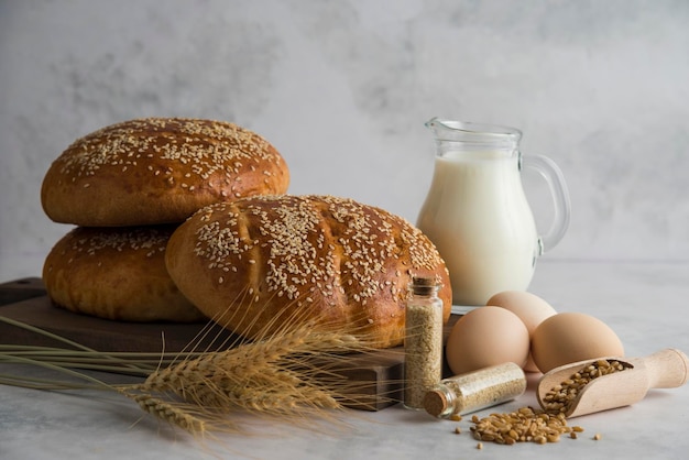 Milky Bun sur des compositions avec planche à découper en bois